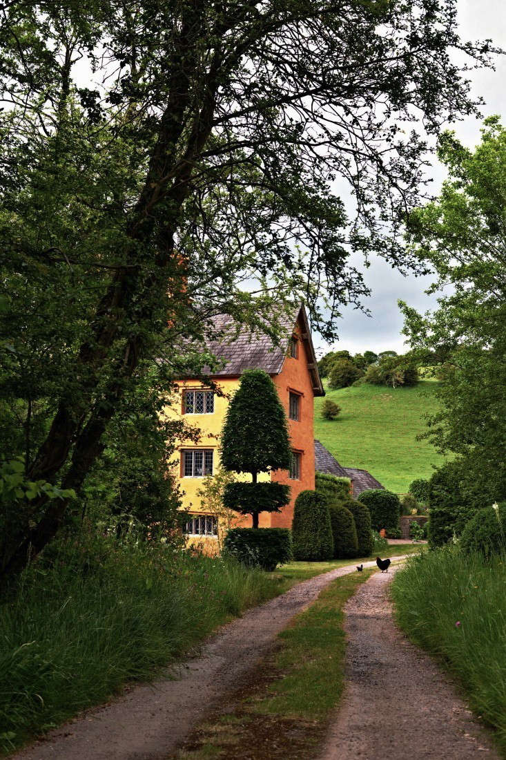 Monday Arne Maynard's house dirt road ; Gardenista